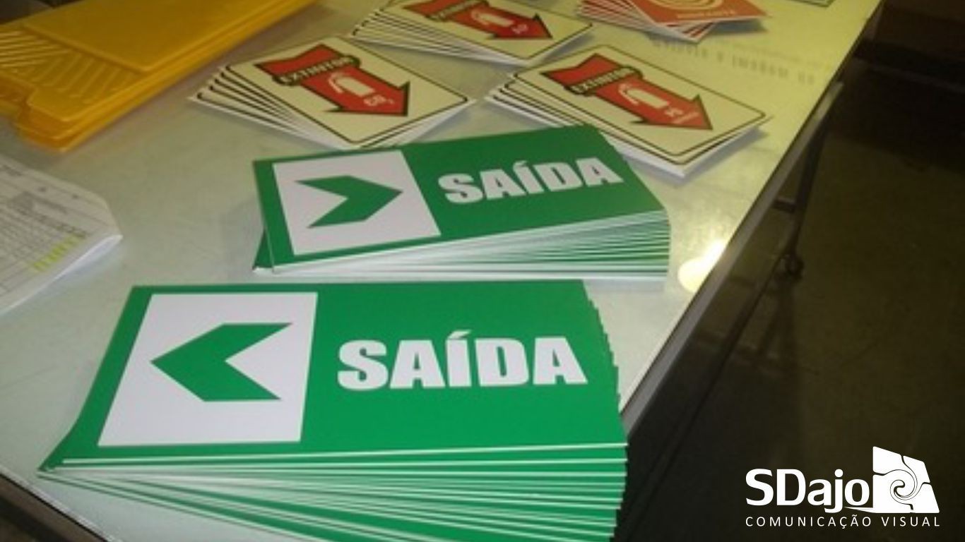 PLACA DE PVC ADESIVADA